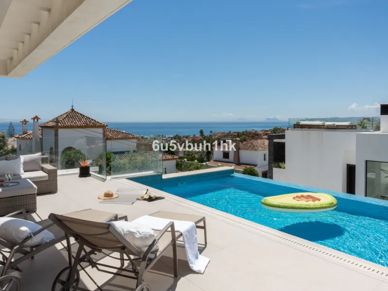 House - Detached Villa в продаже в Estepona, Málaga. В доме 5 спален и 4 ванных комнат. Площадь дома 508 м². Площадь участка 624 м²