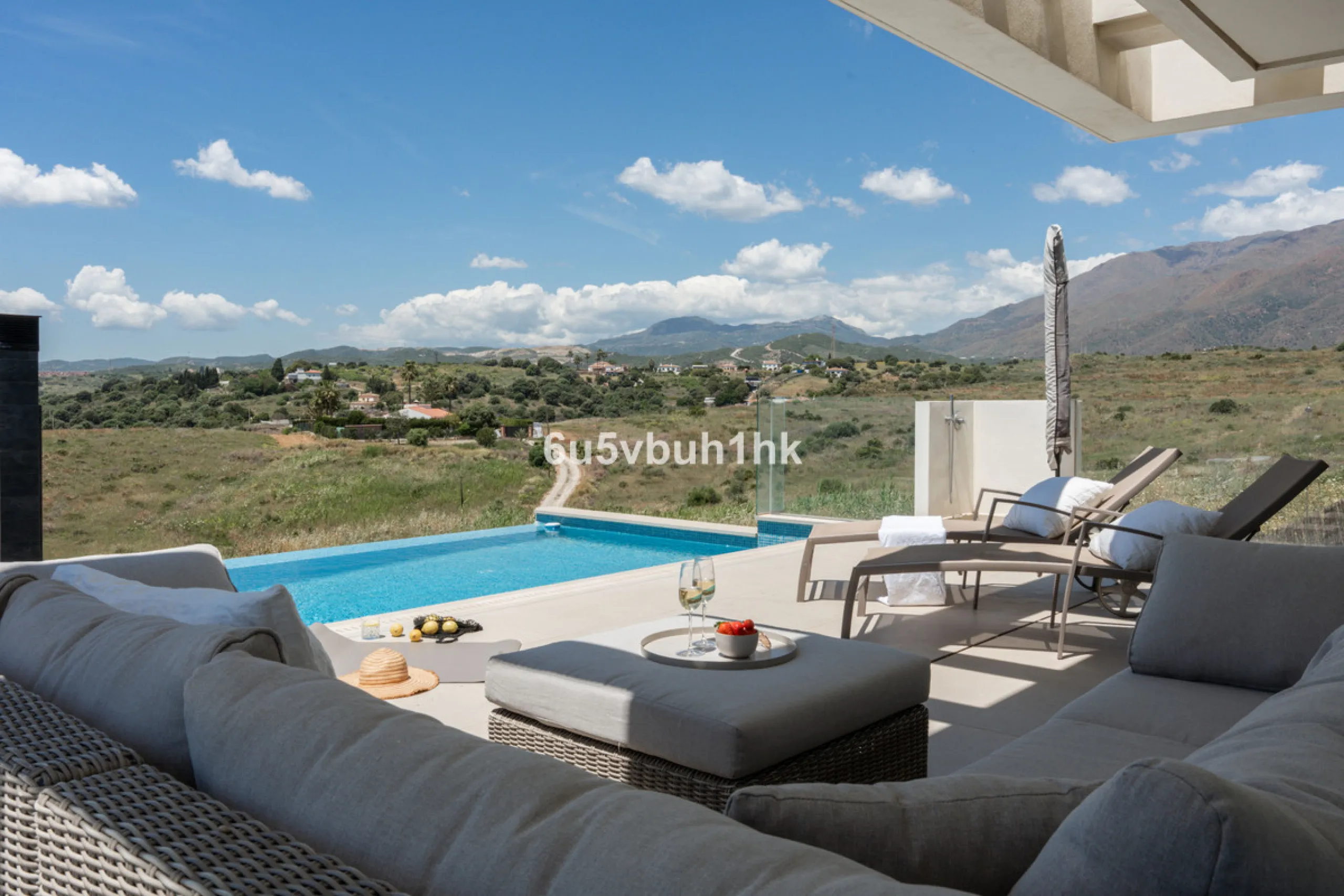 House - Detached Villa в продаже в Estepona, Málaga. В доме 5 спален и 4 ванных комнат. Площадь дома 508 м². Площадь участка 624 м²