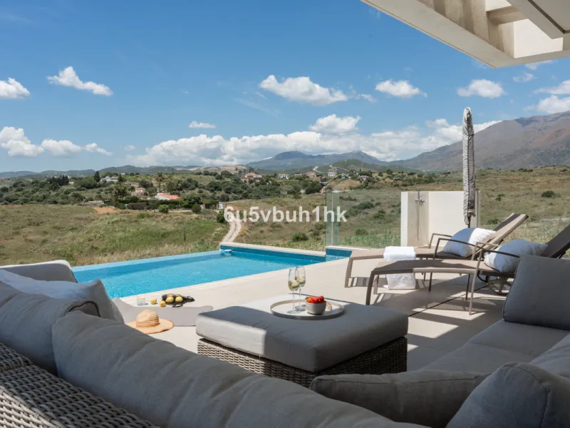 House - Detached Villa в продаже в Estepona, Málaga. В доме 5 спален и 4 ванных комнат. Площадь дома 508 м². Площадь участка 624 м²