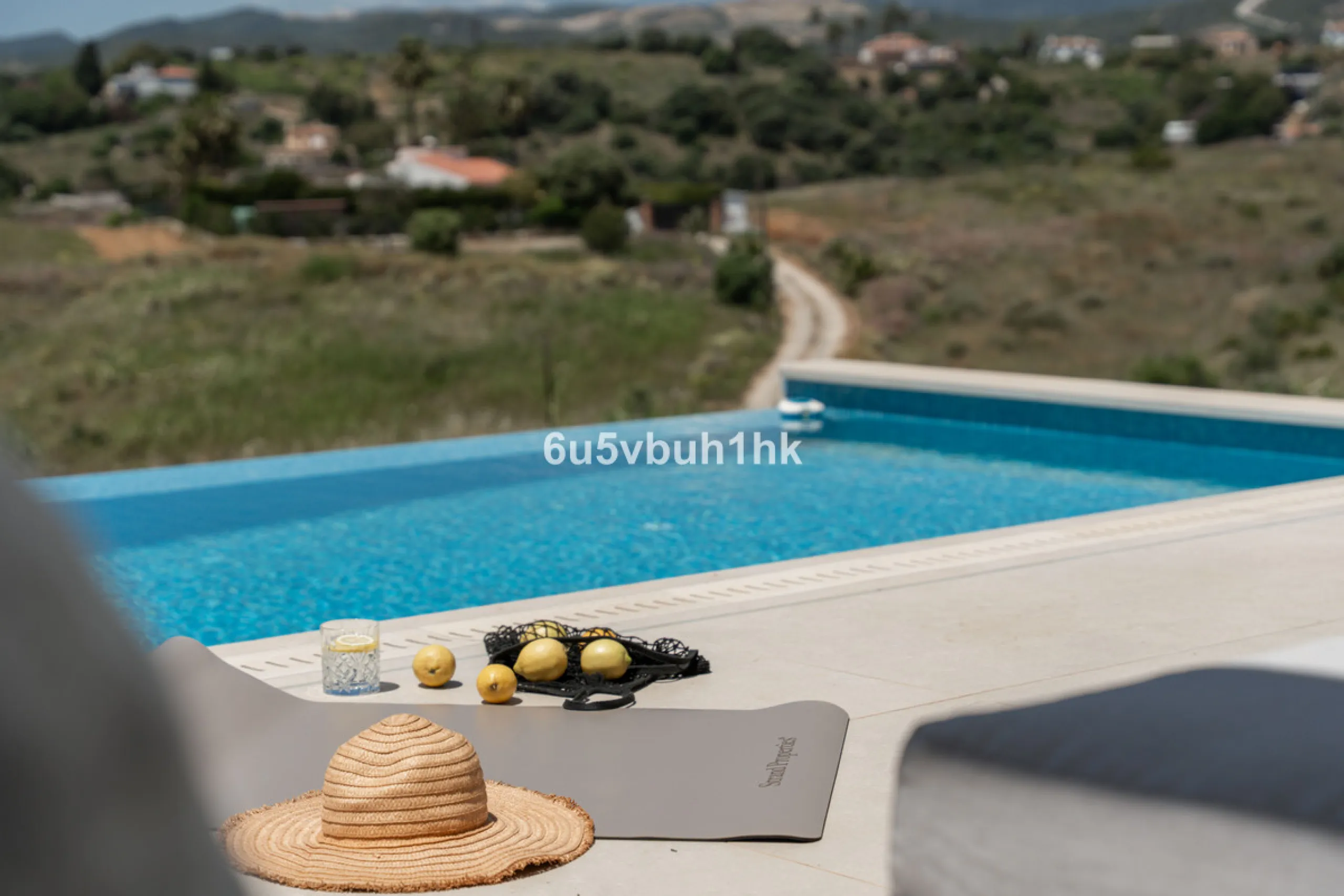 House - Detached Villa в продаже в Estepona, Málaga. В доме 5 спален и 4 ванных комнат. Площадь дома 508 м². Площадь участка 624 м²