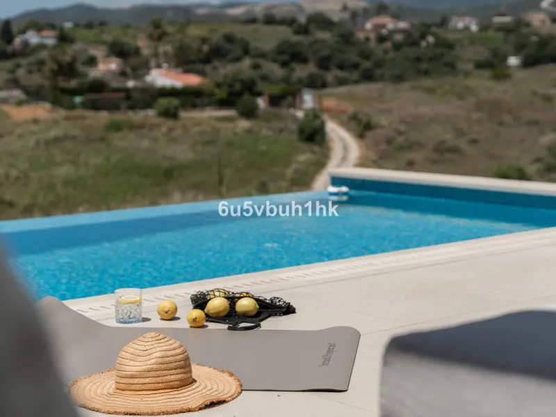 House - Detached Villa в продаже в Estepona, Málaga. В доме 5 спален и 4 ванных комнат. Площадь дома 508 м². Площадь участка 624 м²