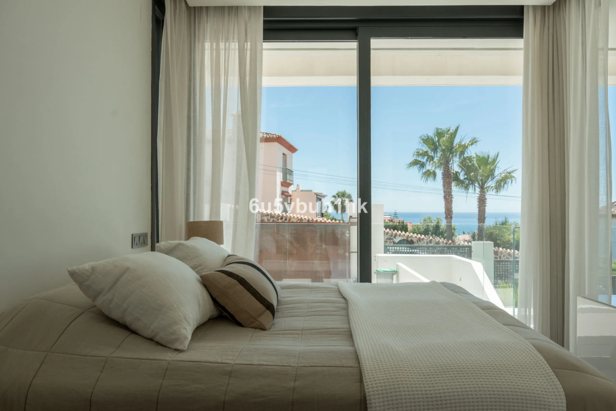 House - Detached Villa в продаже в Estepona, Málaga. В доме 5 спален и 4 ванных комнат. Площадь дома 508 м². Площадь участка 624 м²