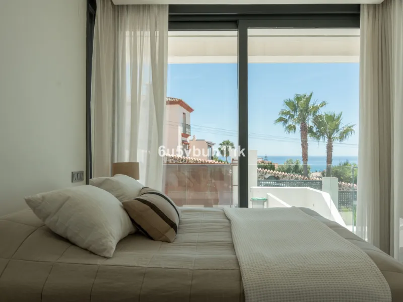 House - Detached Villa в продаже в Estepona, Málaga. В доме 5 спален и 4 ванных комнат. Площадь дома 508 м². Площадь участка 624 м²