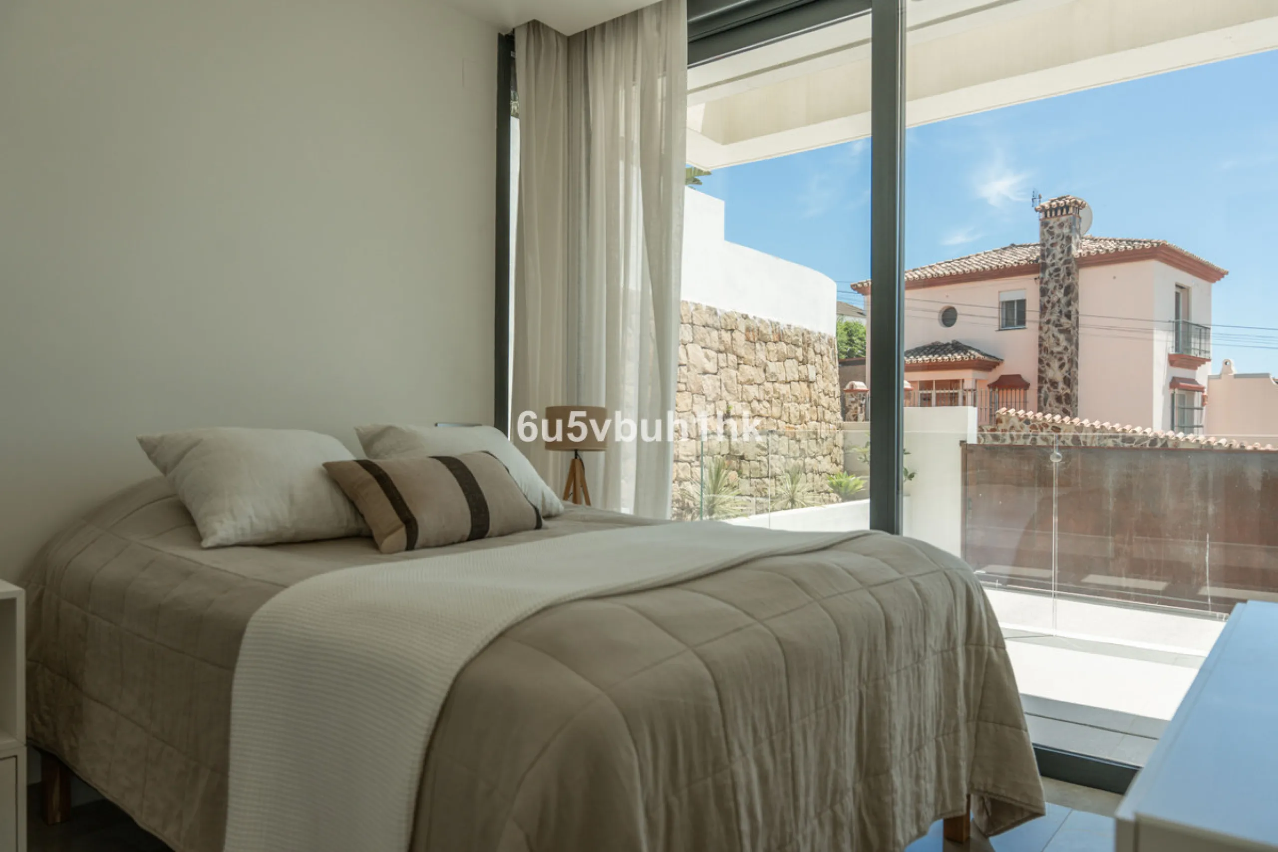House - Detached Villa в продаже в Estepona, Málaga. В доме 5 спален и 4 ванных комнат. Площадь дома 508 м². Площадь участка 624 м²