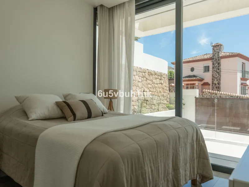 House - Detached Villa в продаже в Estepona, Málaga. В доме 5 спален и 4 ванных комнат. Площадь дома 508 м². Площадь участка 624 м²