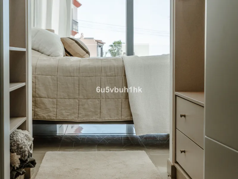 House - Detached Villa в продаже в Estepona, Málaga. В доме 5 спален и 4 ванных комнат. Площадь дома 508 м². Площадь участка 624 м²
