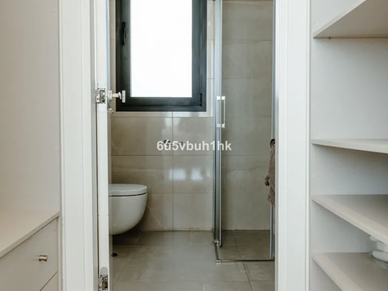 House - Detached Villa в продаже в Estepona, Málaga. В доме 5 спален и 4 ванных комнат. Площадь дома 508 м². Площадь участка 624 м²