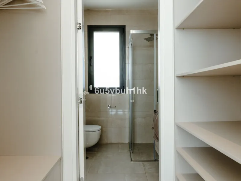 House - Detached Villa в продаже в Estepona, Málaga. В доме 5 спален и 4 ванных комнат. Площадь дома 508 м². Площадь участка 624 м²