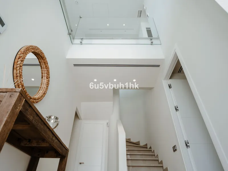 House - Detached Villa в продаже в Estepona, Málaga. В доме 5 спален и 4 ванных комнат. Площадь дома 508 м². Площадь участка 624 м²