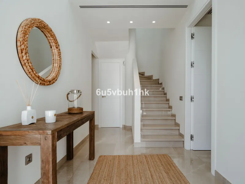 House - Detached Villa в продаже в Estepona, Málaga. В доме 5 спален и 4 ванных комнат. Площадь дома 508 м². Площадь участка 624 м²