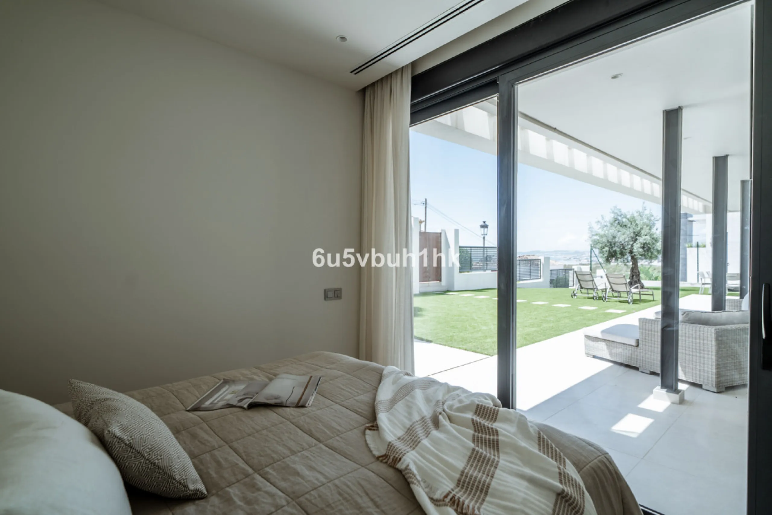 House - Detached Villa в продаже в Estepona, Málaga. В доме 5 спален и 4 ванных комнат. Площадь дома 508 м². Площадь участка 624 м²