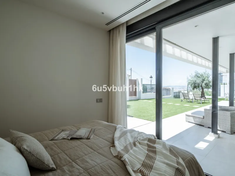 House - Detached Villa в продаже в Estepona, Málaga. В доме 5 спален и 4 ванных комнат. Площадь дома 508 м². Площадь участка 624 м²