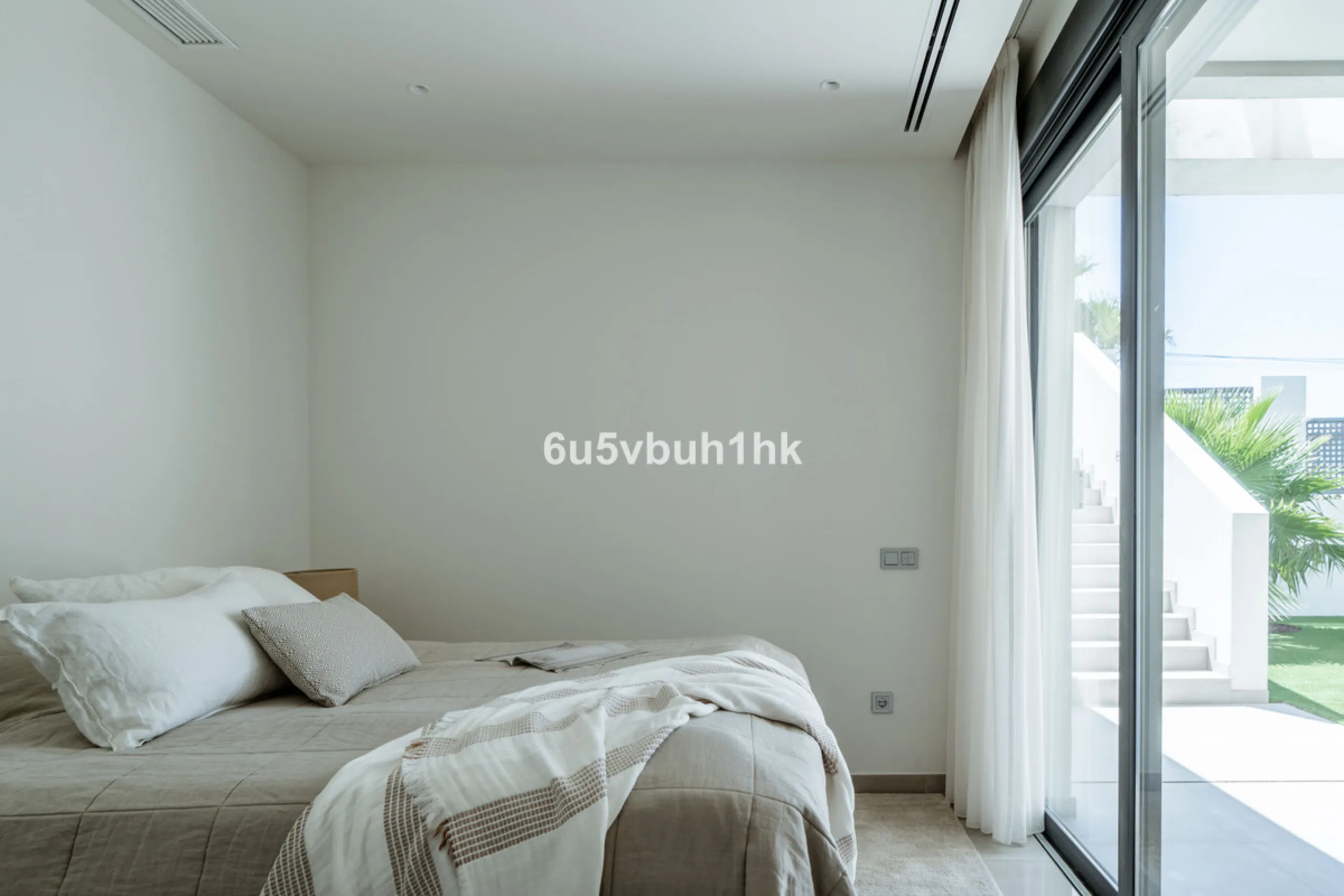 House - Detached Villa в продаже в Estepona, Málaga. В доме 5 спален и 4 ванных комнат. Площадь дома 508 м². Площадь участка 624 м²