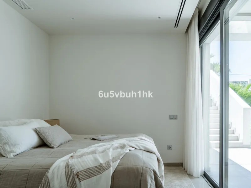 House - Detached Villa в продаже в Estepona, Málaga. В доме 5 спален и 4 ванных комнат. Площадь дома 508 м². Площадь участка 624 м²