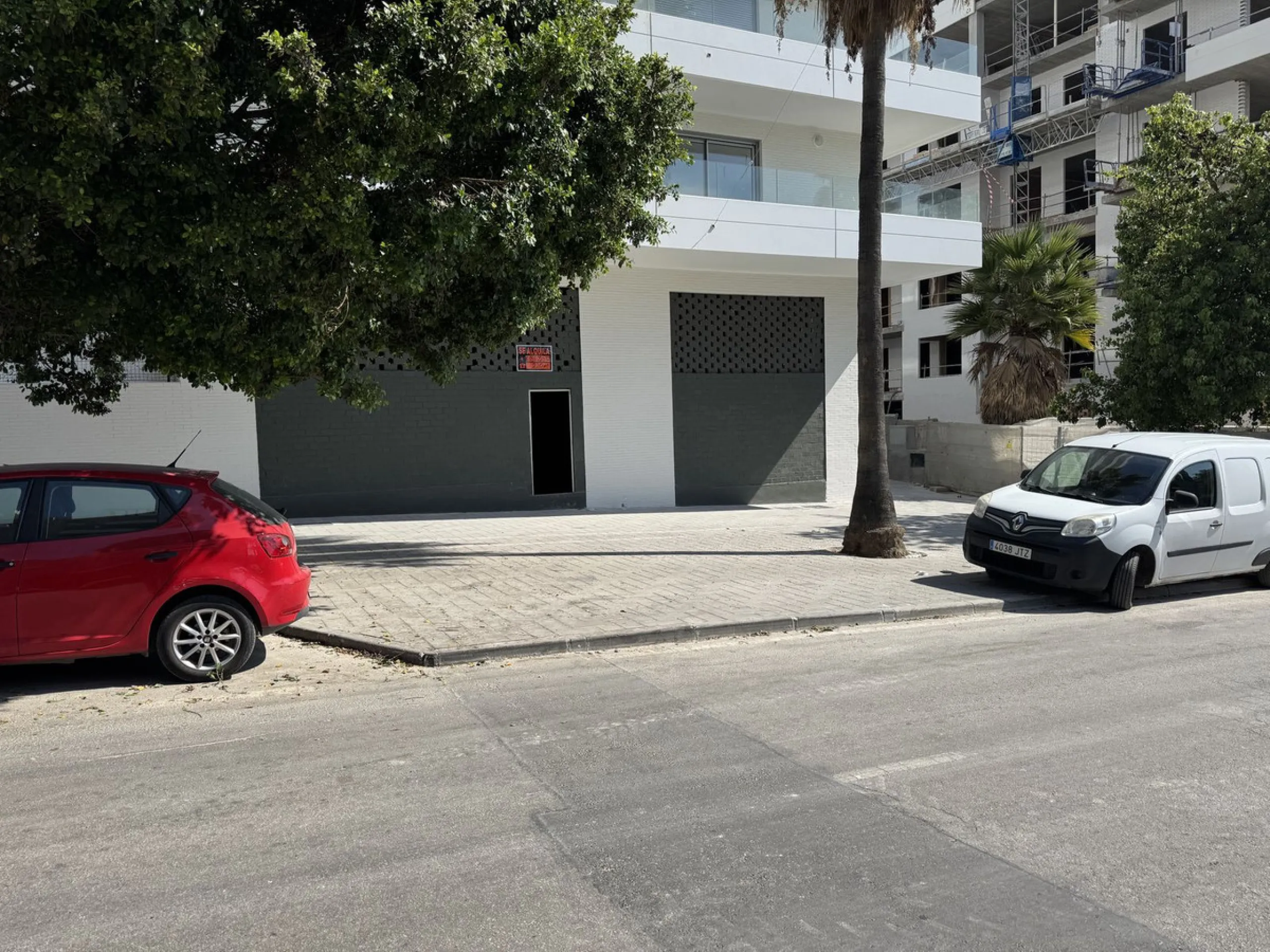 Large commercial space for rent in La Campana, Nueva Andalucía. With a usable area of ​​220 m² at street level, this space offers excellent visibility and easy access, ideal for any type of business.