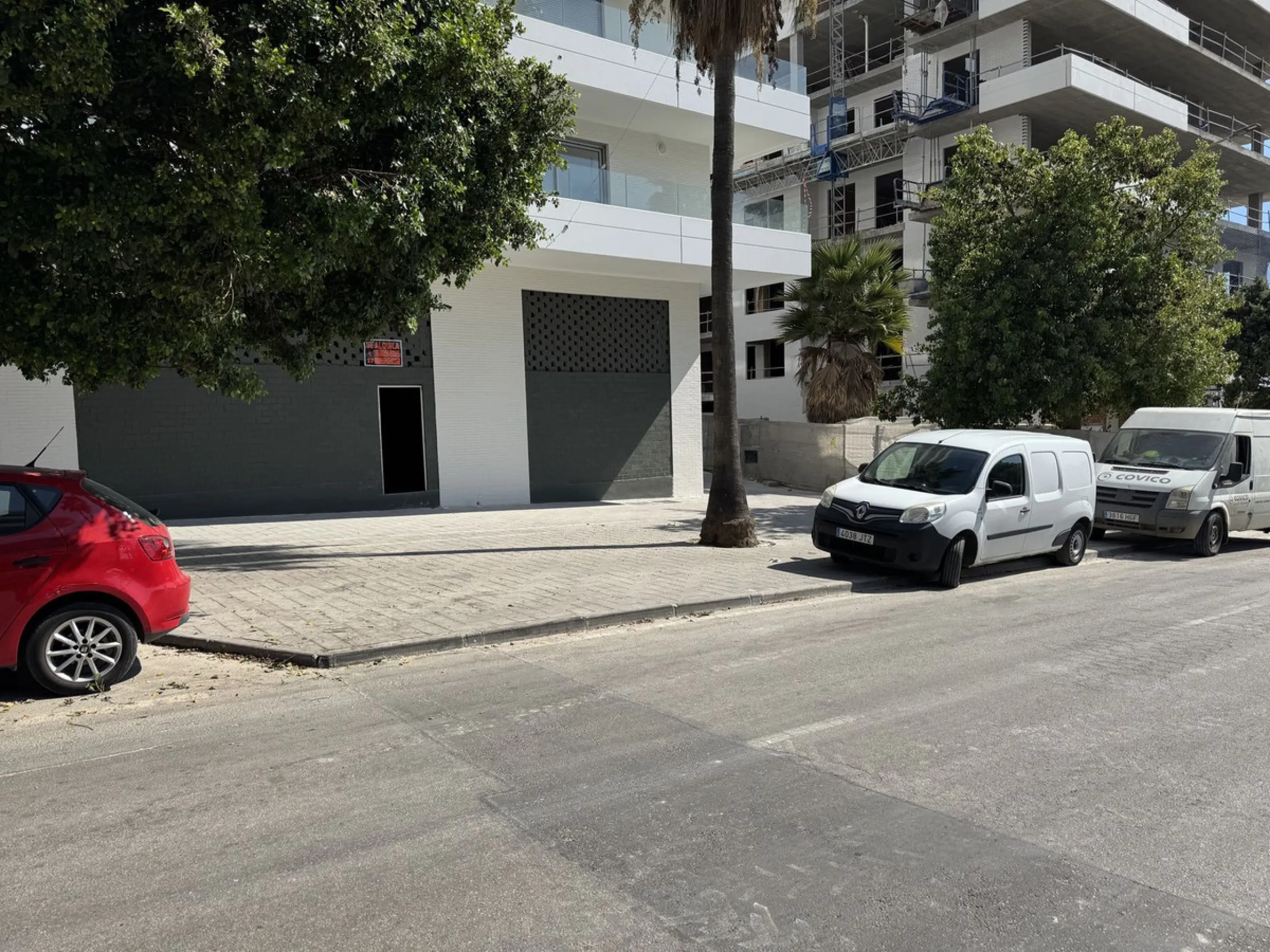 Large commercial space for rent in La Campana, Nueva Andalucía. With a usable area of ​​220 m² at street level, this space offers excellent visibility and easy access, ideal for any type of business.