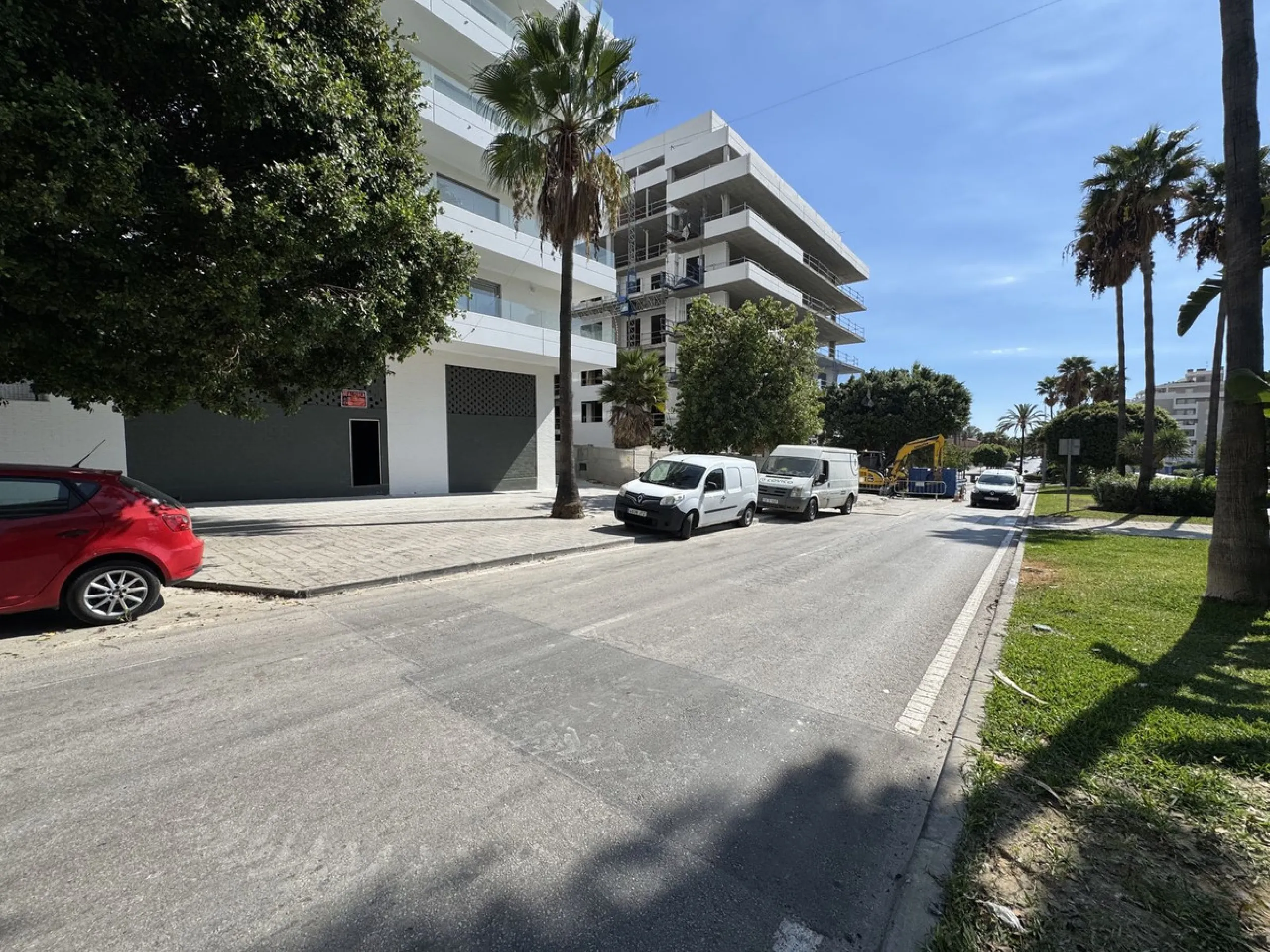 Large commercial space for rent in La Campana, Nueva Andalucía. With a usable area of ​​220 m² at street level, this space offers excellent visibility and easy access, ideal for any type of business.