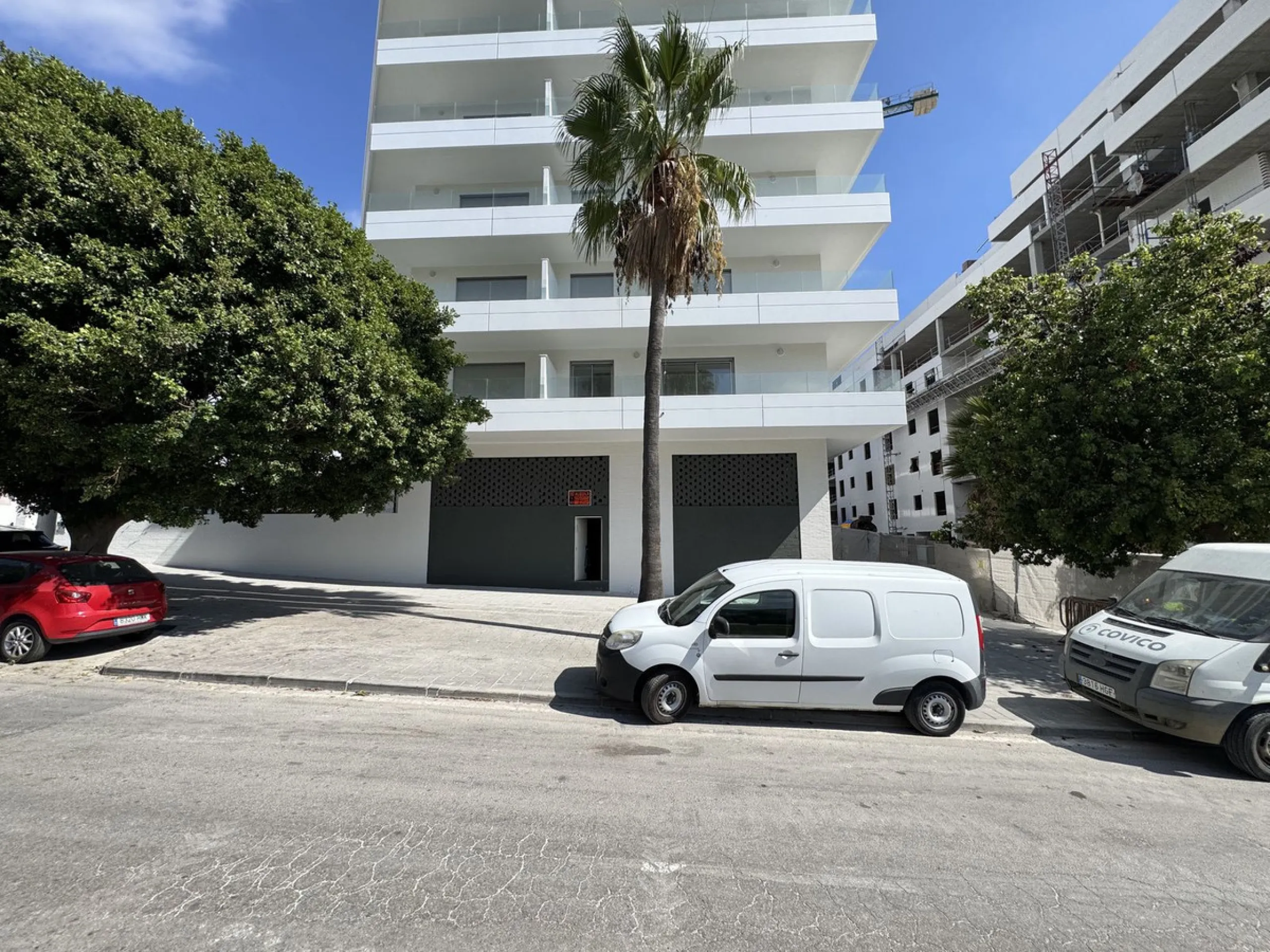 Large commercial space for rent in La Campana, Nueva Andalucía. With a usable area of ​​220 m² at street level, this space offers excellent visibility and easy access, ideal for any type of business.