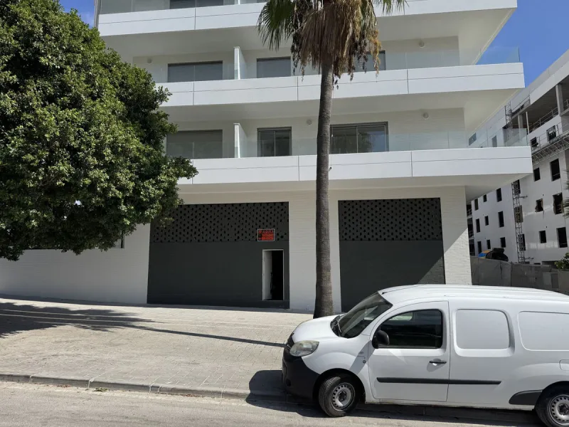 Large commercial space for rent in La Campana, Nueva Andalucía. With a usable area of ​​220 m² at street level, this space offers excellent visibility and easy access, ideal for any type of business.
