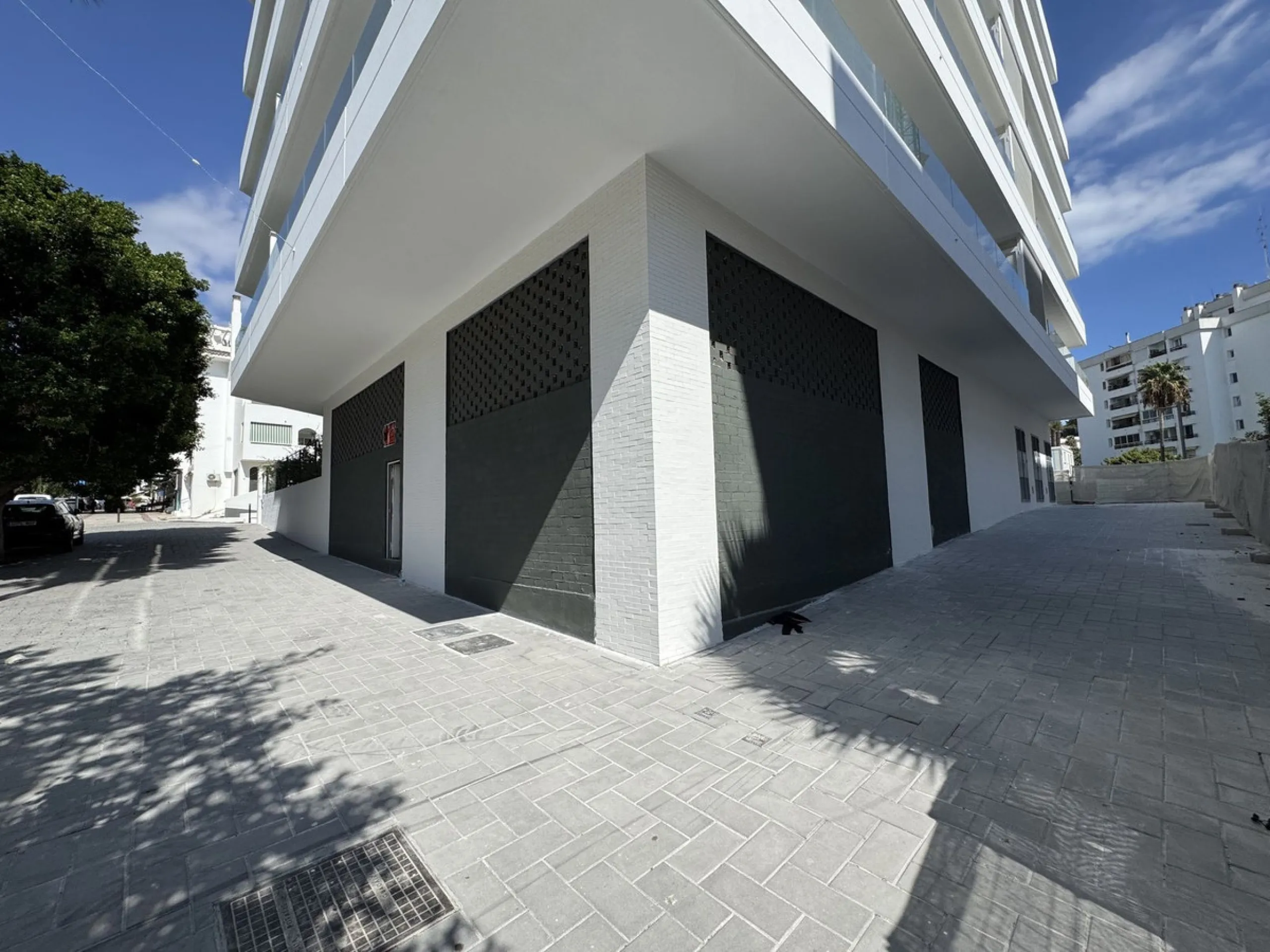Large commercial space for rent in La Campana, Nueva Andalucía. With a usable area of ​​220 m² at street level, this space offers excellent visibility and easy access, ideal for any type of business.