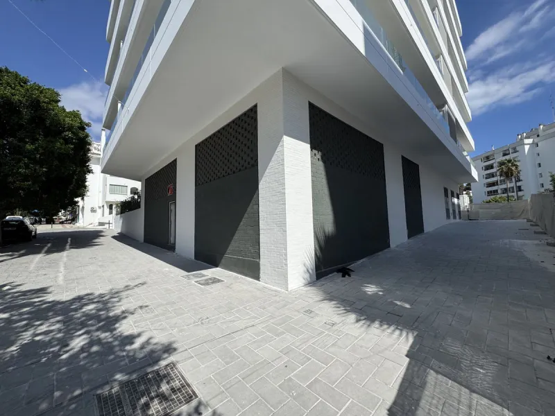 Large commercial space for rent in La Campana, Nueva Andalucía. With a usable area of ​​220 m² at street level, this space offers excellent visibility and easy access, ideal for any type of business.