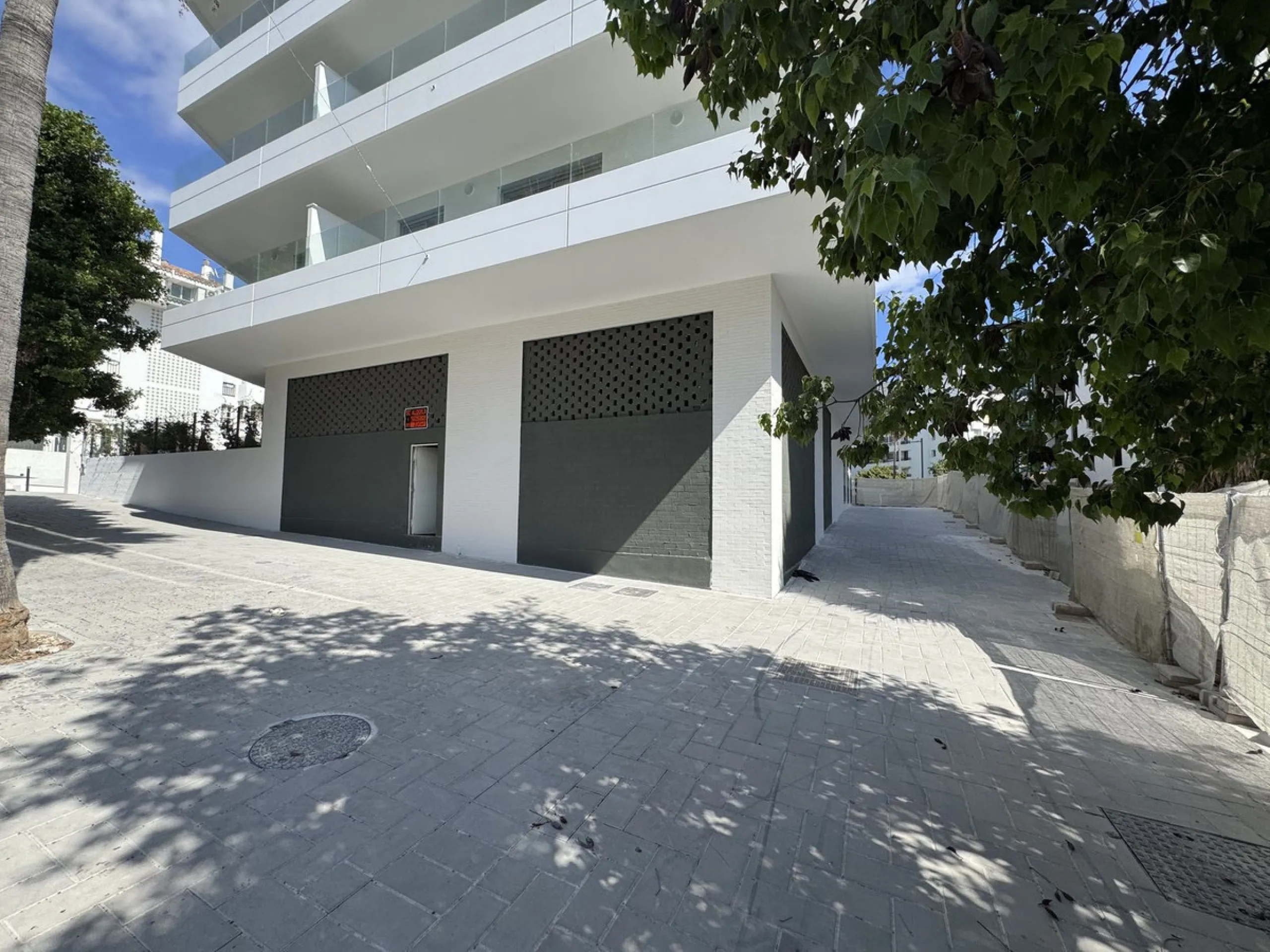 Large commercial space for rent in La Campana, Nueva Andalucía. With a usable area of ​​220 m² at street level, this space offers excellent visibility and easy access, ideal for any type of business.