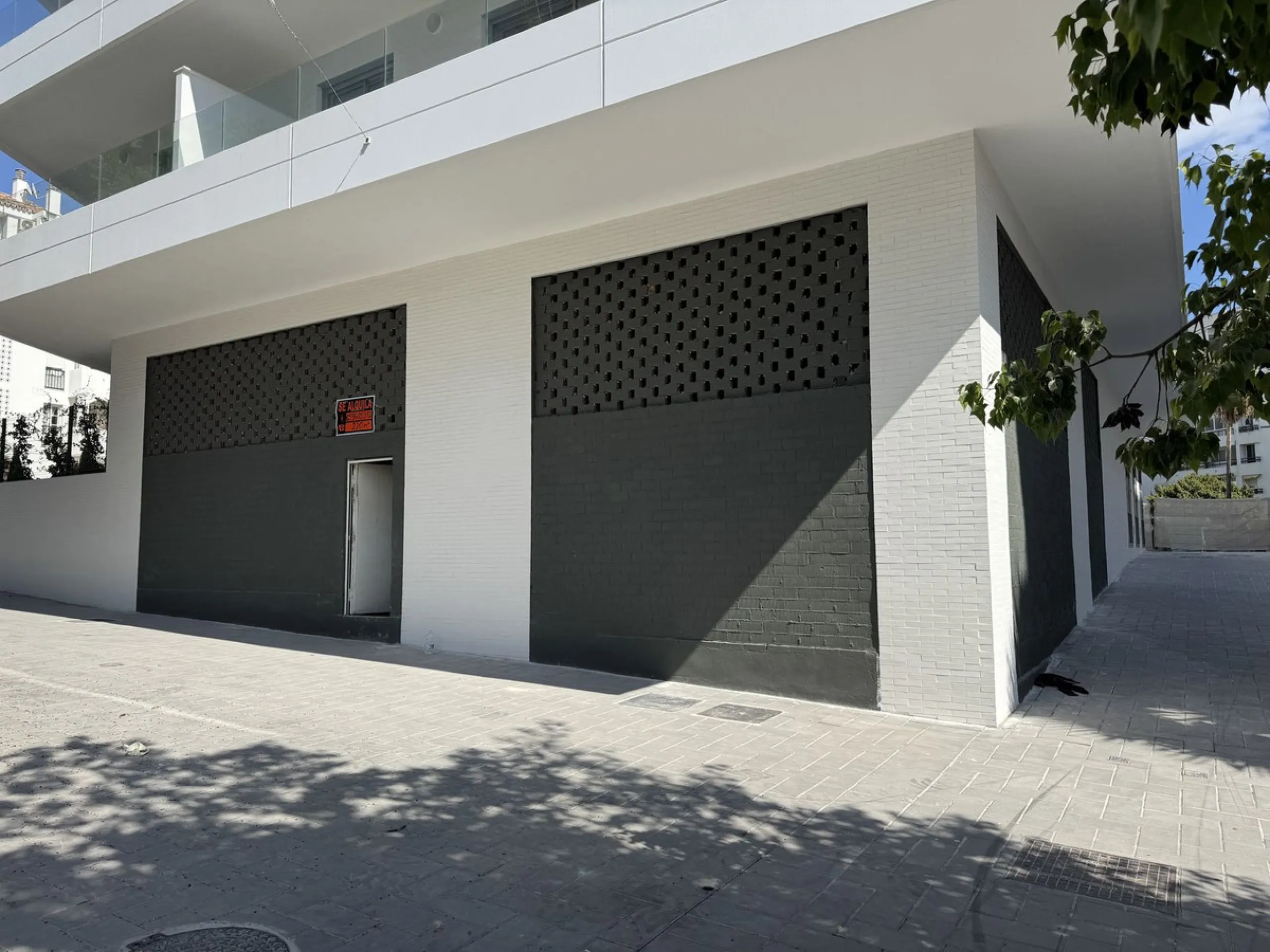 Large commercial space for rent in La Campana, Nueva Andalucía. With a usable area of ​​220 m² at street level, this space offers excellent visibility and easy access, ideal for any type of business.