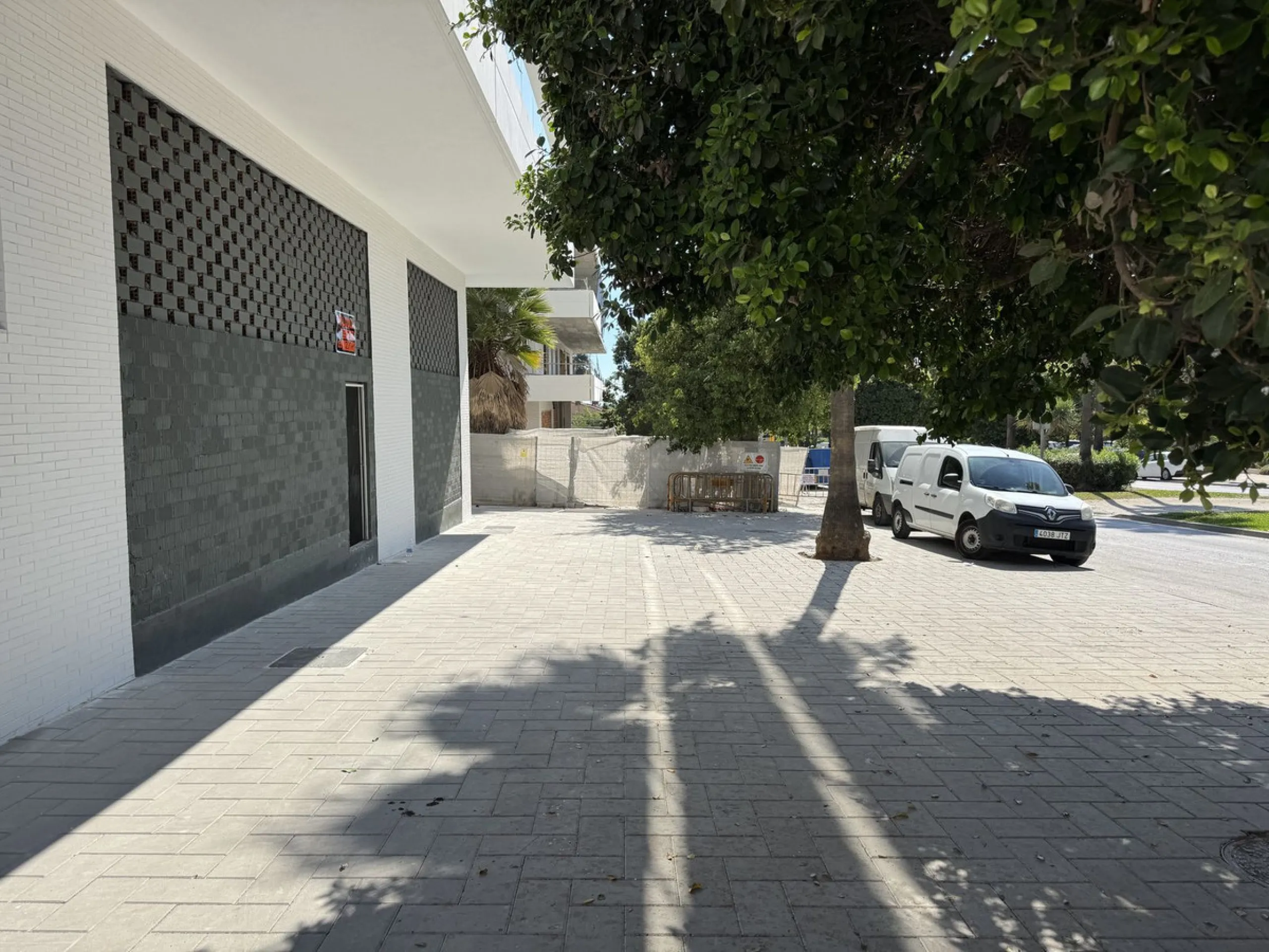 Large commercial space for rent in La Campana, Nueva Andalucía. With a usable area of ​​220 m² at street level, this space offers excellent visibility and easy access, ideal for any type of business.