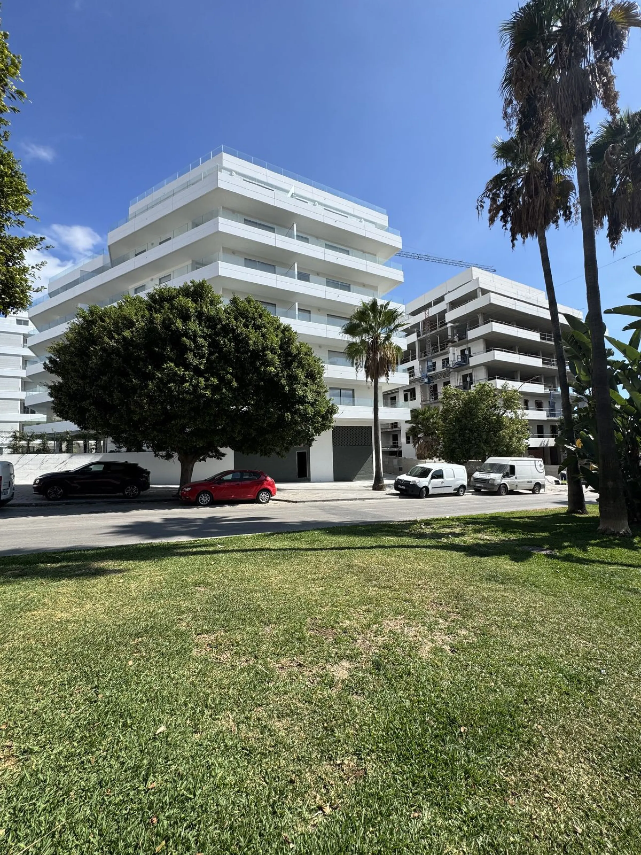 Large commercial space for rent in La Campana, Nueva Andalucía. With a usable area of ​​220 m² at street level, this space offers excellent visibility and easy access, ideal for any type of business.