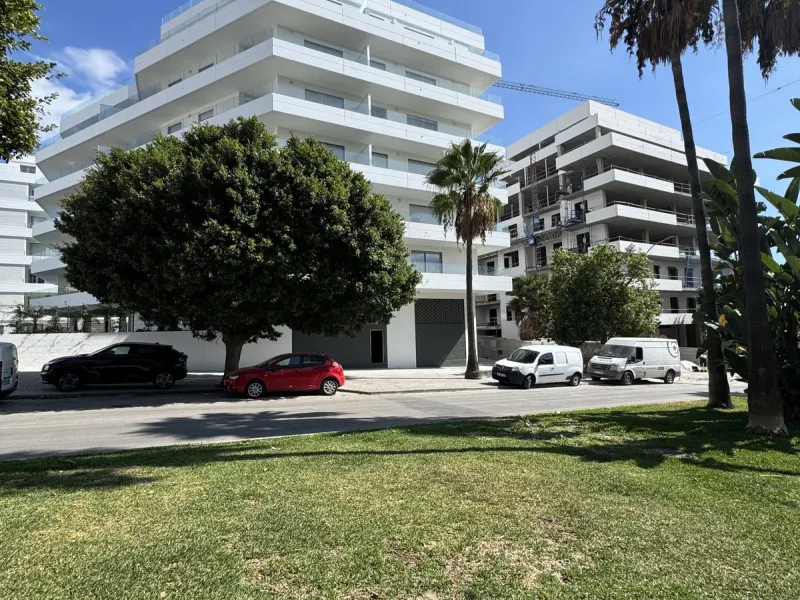 Large commercial space for rent in La Campana, Nueva Andalucía. With a usable area of ​​220 m² at street level, this space offers excellent visibility and easy access, ideal for any type of business.