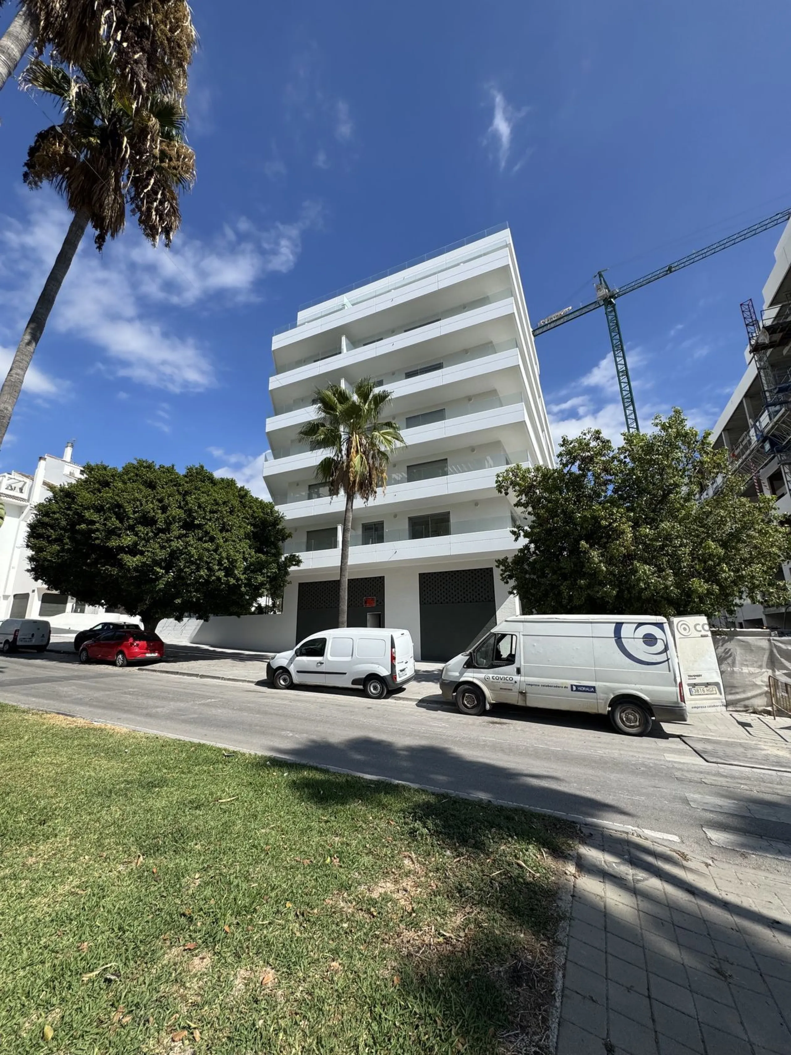 Large commercial space for rent in La Campana, Nueva Andalucía. With a usable area of ​​220 m² at street level, this space offers excellent visibility and easy access, ideal for any type of business.