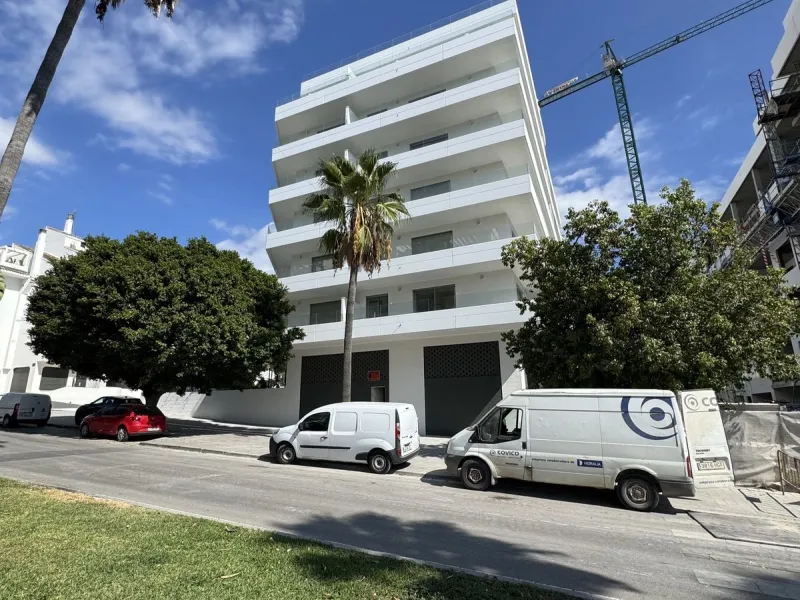 Large commercial space for rent in La Campana, Nueva Andalucía. With a usable area of ​​220 m² at street level, this space offers excellent visibility and easy access, ideal for any type of business.
