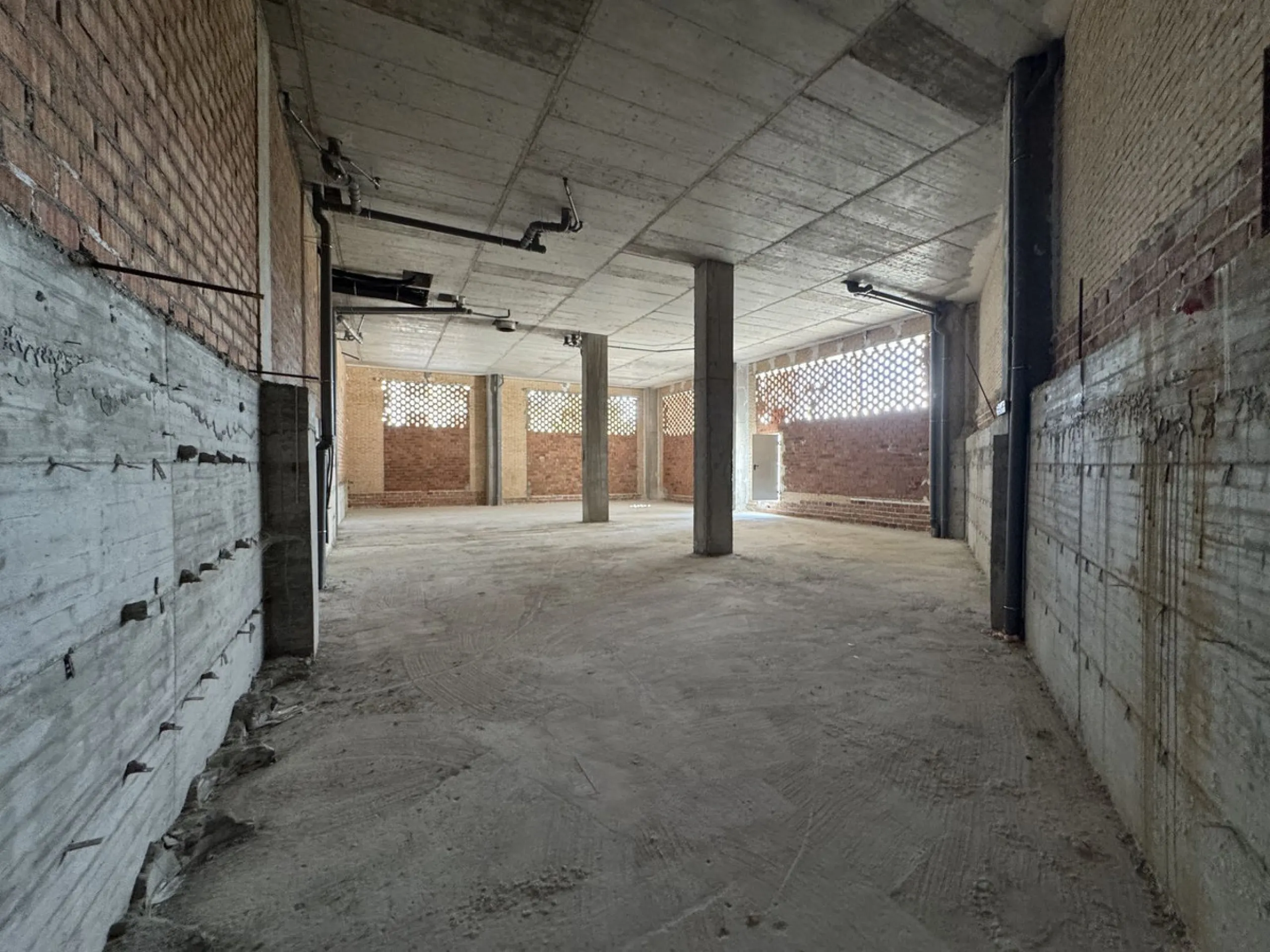 Large commercial space for rent in La Campana, Nueva Andalucía. With a usable area of ​​220 m² at street level, this space offers excellent visibility and easy access, ideal for any type of business.