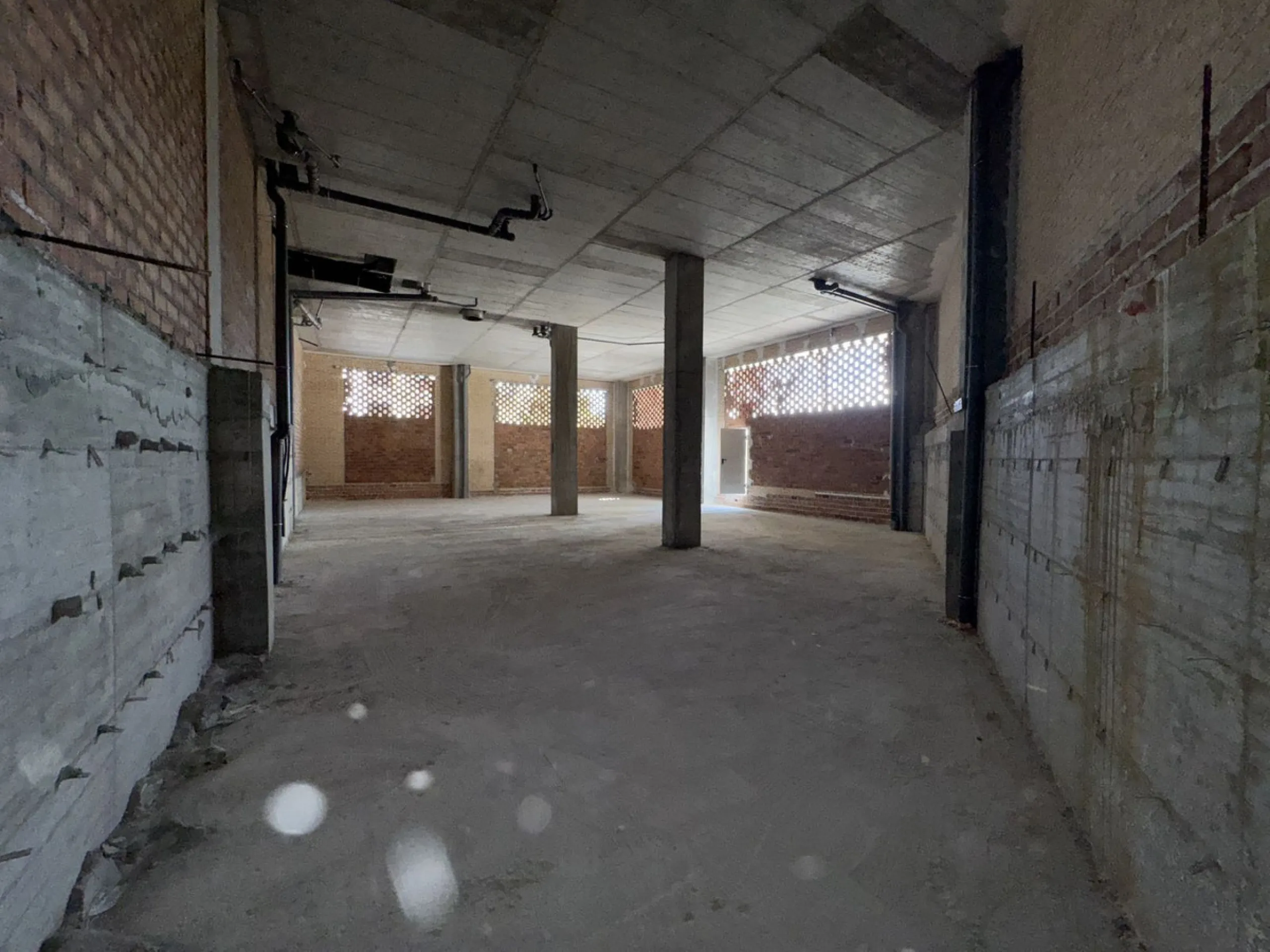 Large commercial space for rent in La Campana, Nueva Andalucía. With a usable area of ​​220 m² at street level, this space offers excellent visibility and easy access, ideal for any type of business.