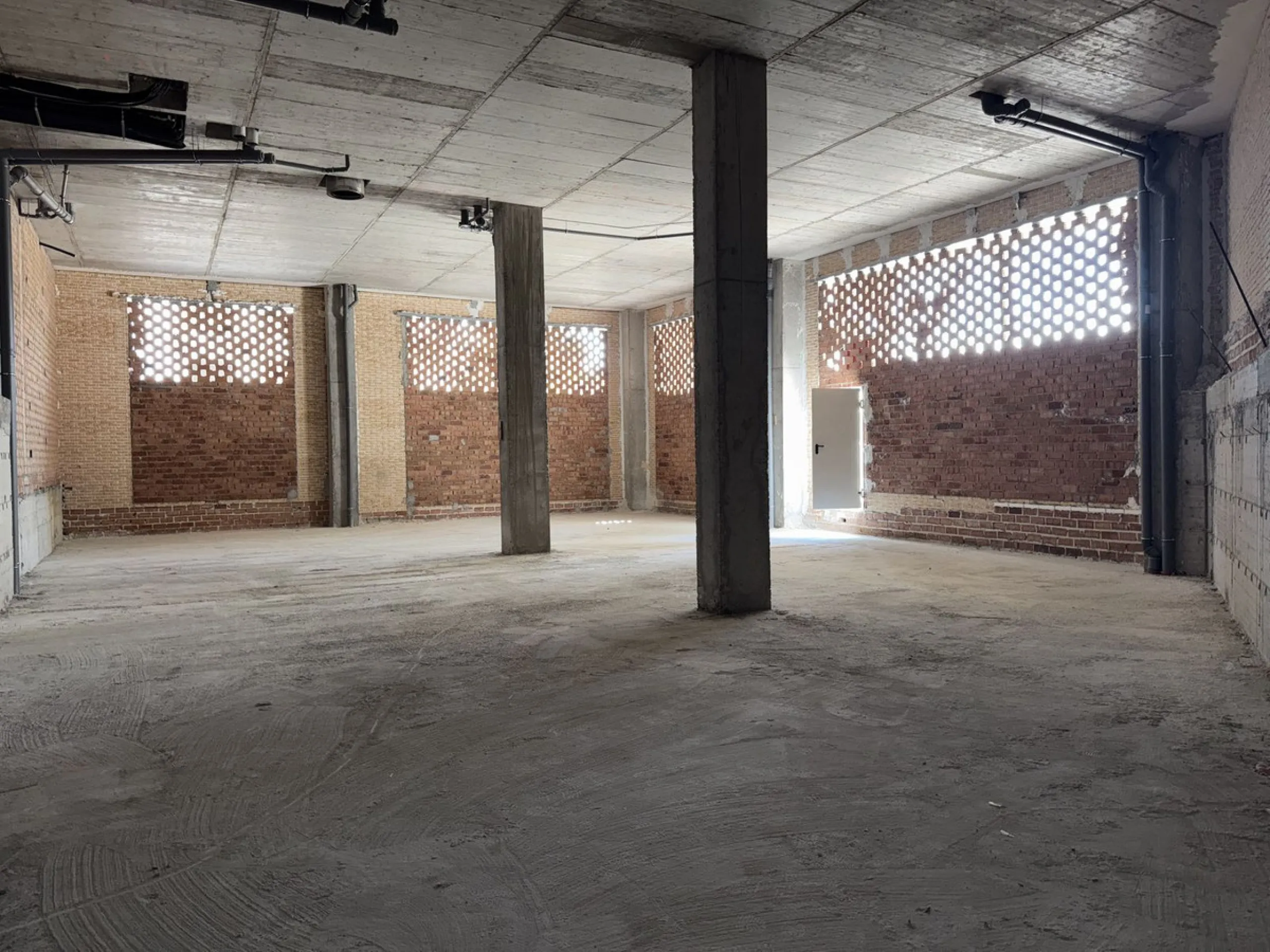 Large commercial space for rent in La Campana, Nueva Andalucía. With a usable area of ​​220 m² at street level, this space offers excellent visibility and easy access, ideal for any type of business.