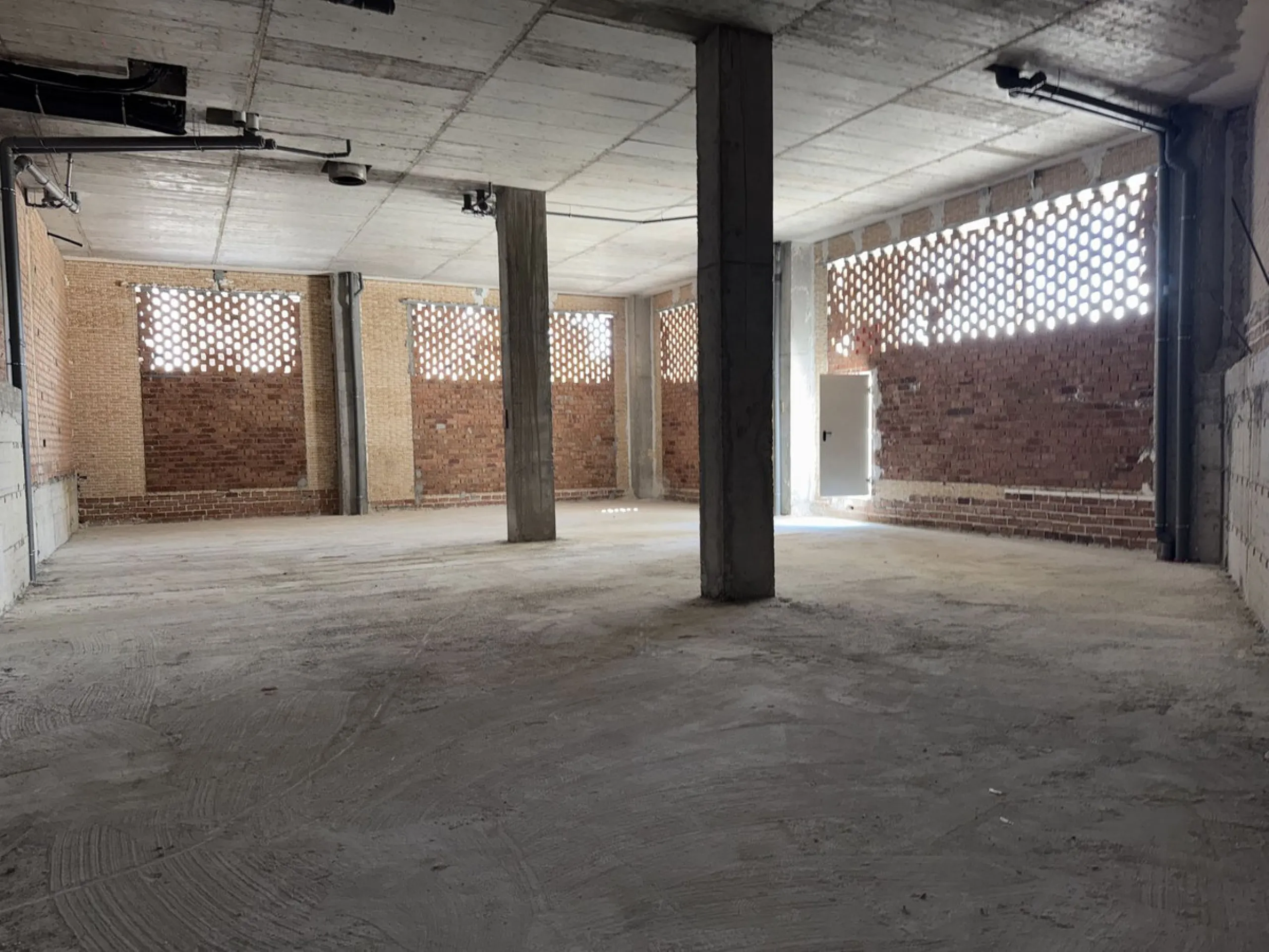 Large commercial space for rent in La Campana, Nueva Andalucía. With a usable area of ​​220 m² at street level, this space offers excellent visibility and easy access, ideal for any type of business.