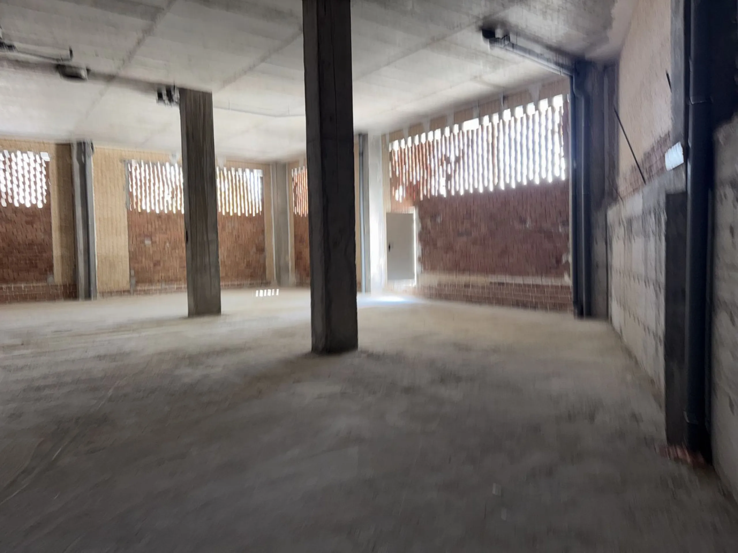 Large commercial space for rent in La Campana, Nueva Andalucía. With a usable area of ​​220 m² at street level, this space offers excellent visibility and easy access, ideal for any type of business.