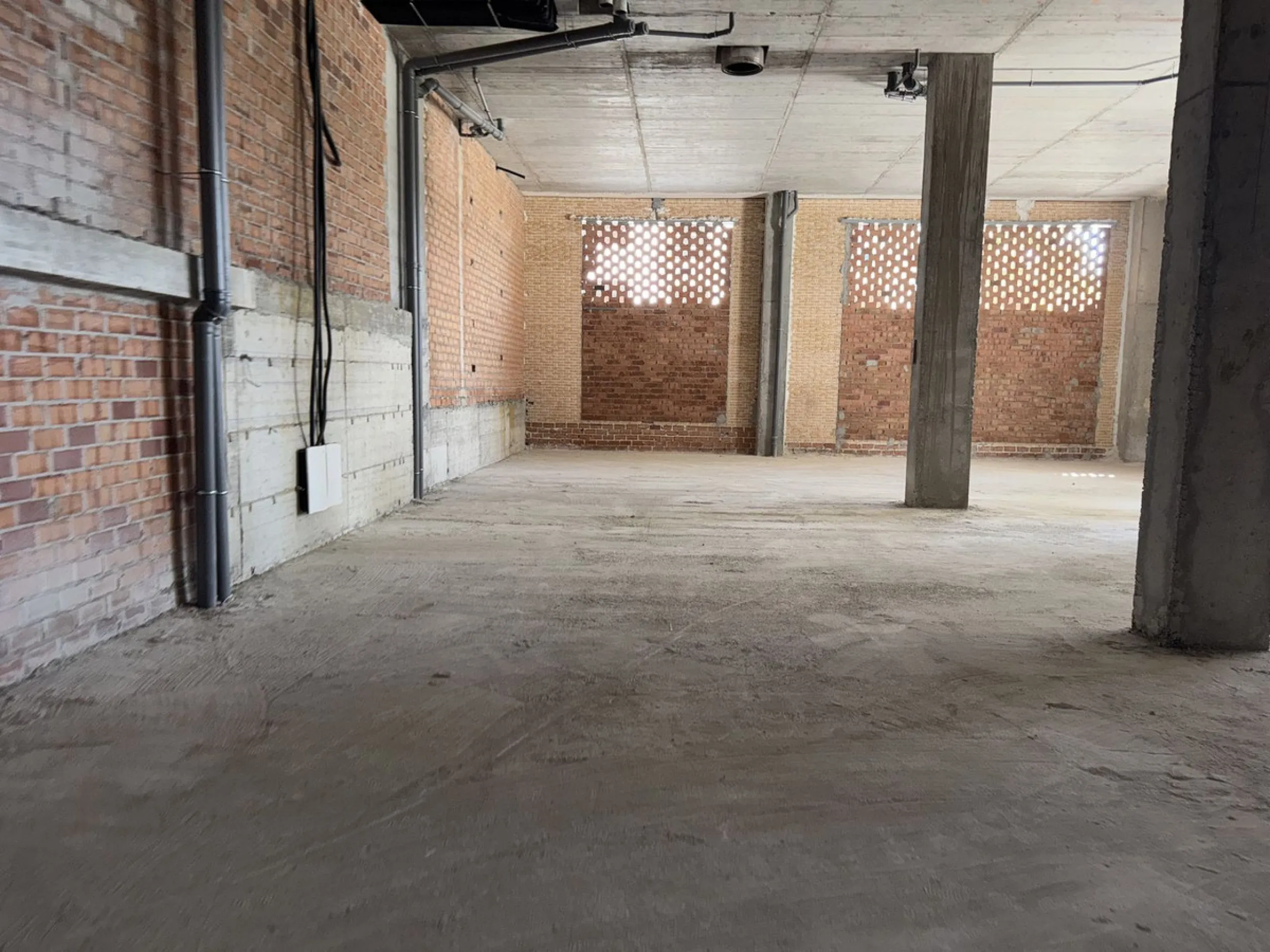 Large commercial space for rent in La Campana, Nueva Andalucía. With a usable area of ​​220 m² at street level, this space offers excellent visibility and easy access, ideal for any type of business.