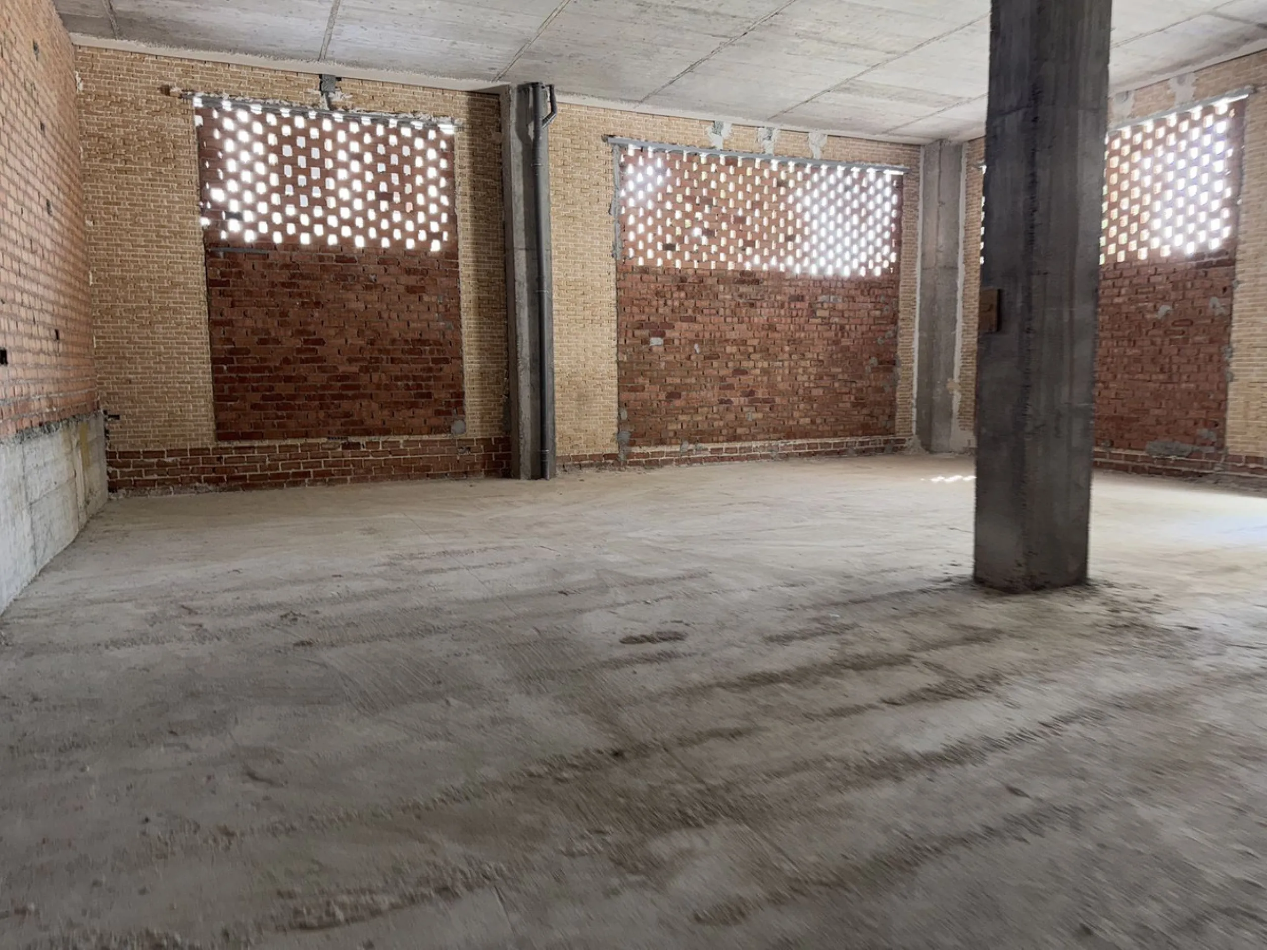 Large commercial space for rent in La Campana, Nueva Andalucía. With a usable area of ​​220 m² at street level, this space offers excellent visibility and easy access, ideal for any type of business.