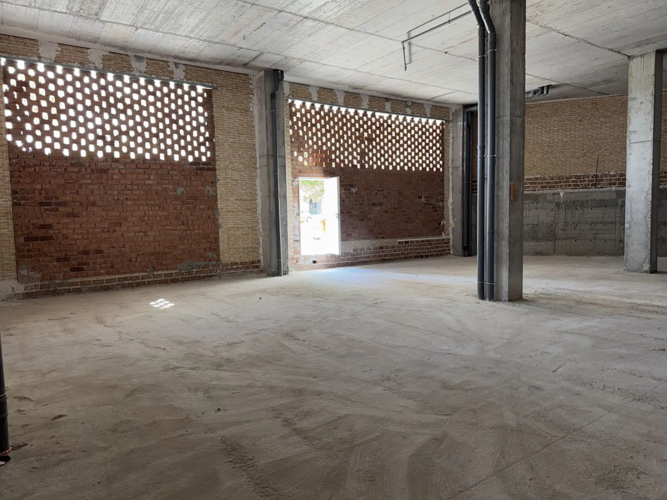 Large commercial space for rent in La Campana, Nueva Andalucía. With a usable area of ​​220 m² at street level, this space offers excellent visibility and easy access, ideal for any type of business.