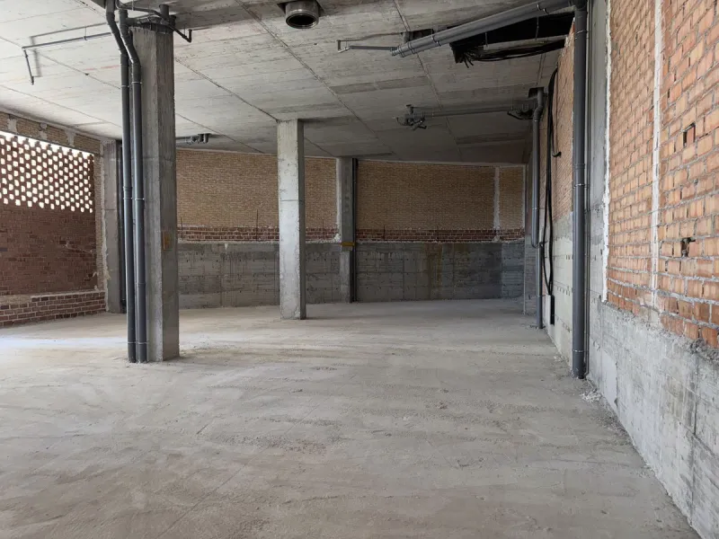 Large commercial space for rent in La Campana, Nueva Andalucía. With a usable area of ​​220 m² at street level, this space offers excellent visibility and easy access, ideal for any type of business.