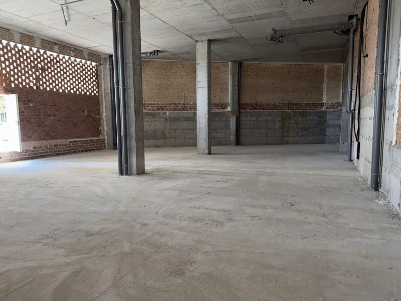 Large commercial space for rent in La Campana, Nueva Andalucía. With a usable area of ​​220 m² at street level, this space offers excellent visibility and easy access, ideal for any type of business.