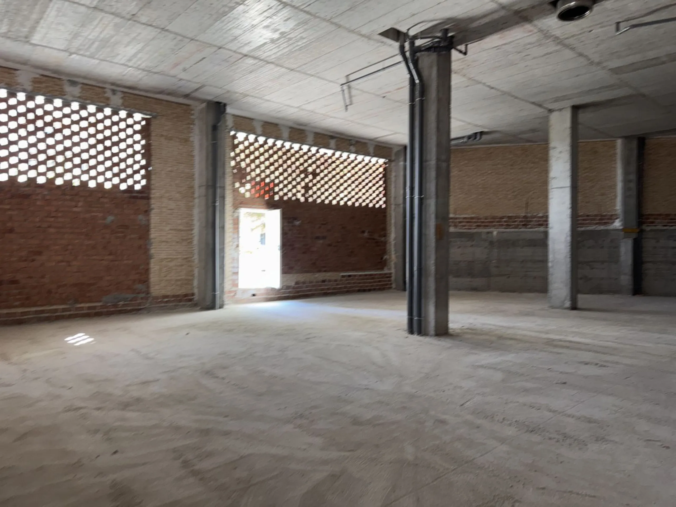 Large commercial space for rent in La Campana, Nueva Andalucía. With a usable area of ​​220 m² at street level, this space offers excellent visibility and easy access, ideal for any type of business.
