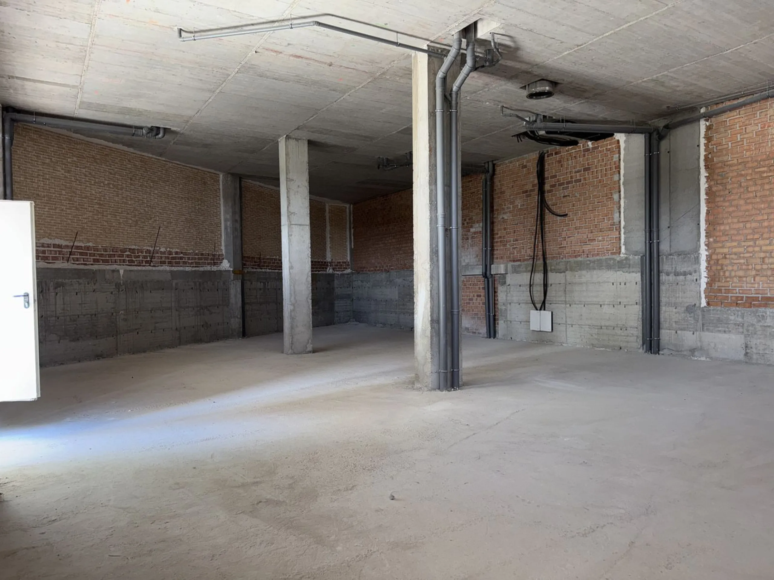 Large commercial space for rent in La Campana, Nueva Andalucía. With a usable area of ​​220 m² at street level, this space offers excellent visibility and easy access, ideal for any type of business.