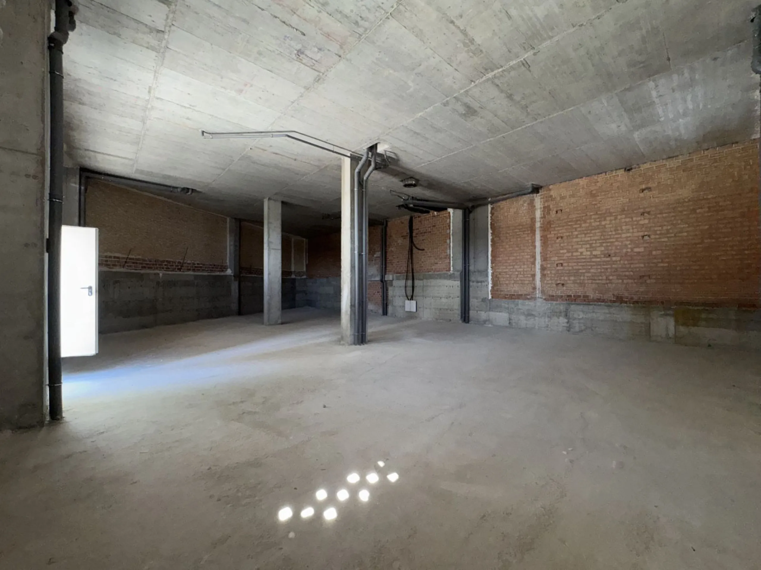 Large commercial space for rent in La Campana, Nueva Andalucía. With a usable area of ​​220 m² at street level, this space offers excellent visibility and easy access, ideal for any type of business.