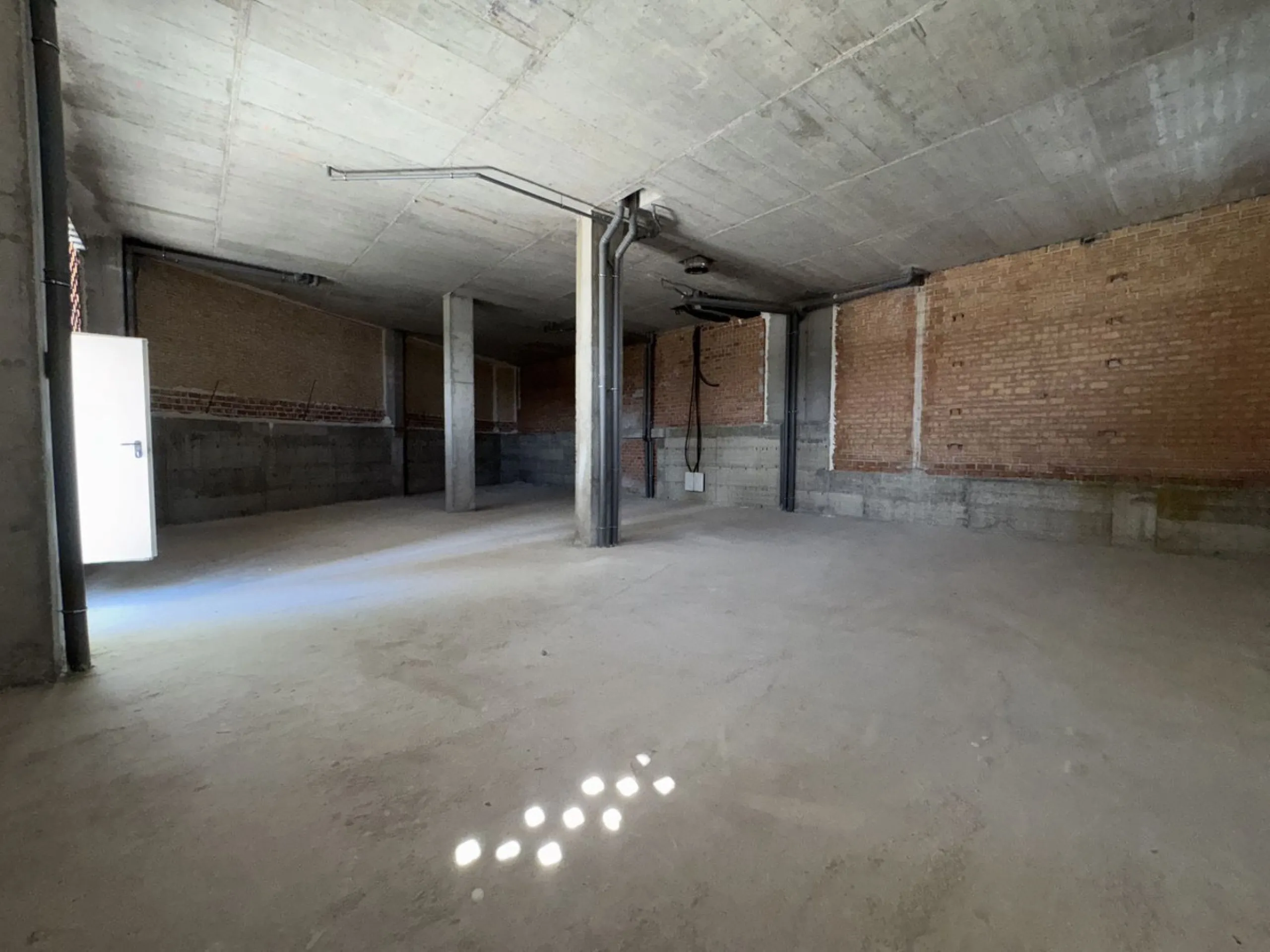 Large commercial space for rent in La Campana, Nueva Andalucía. With a usable area of ​​220 m² at street level, this space offers excellent visibility and easy access, ideal for any type of business.