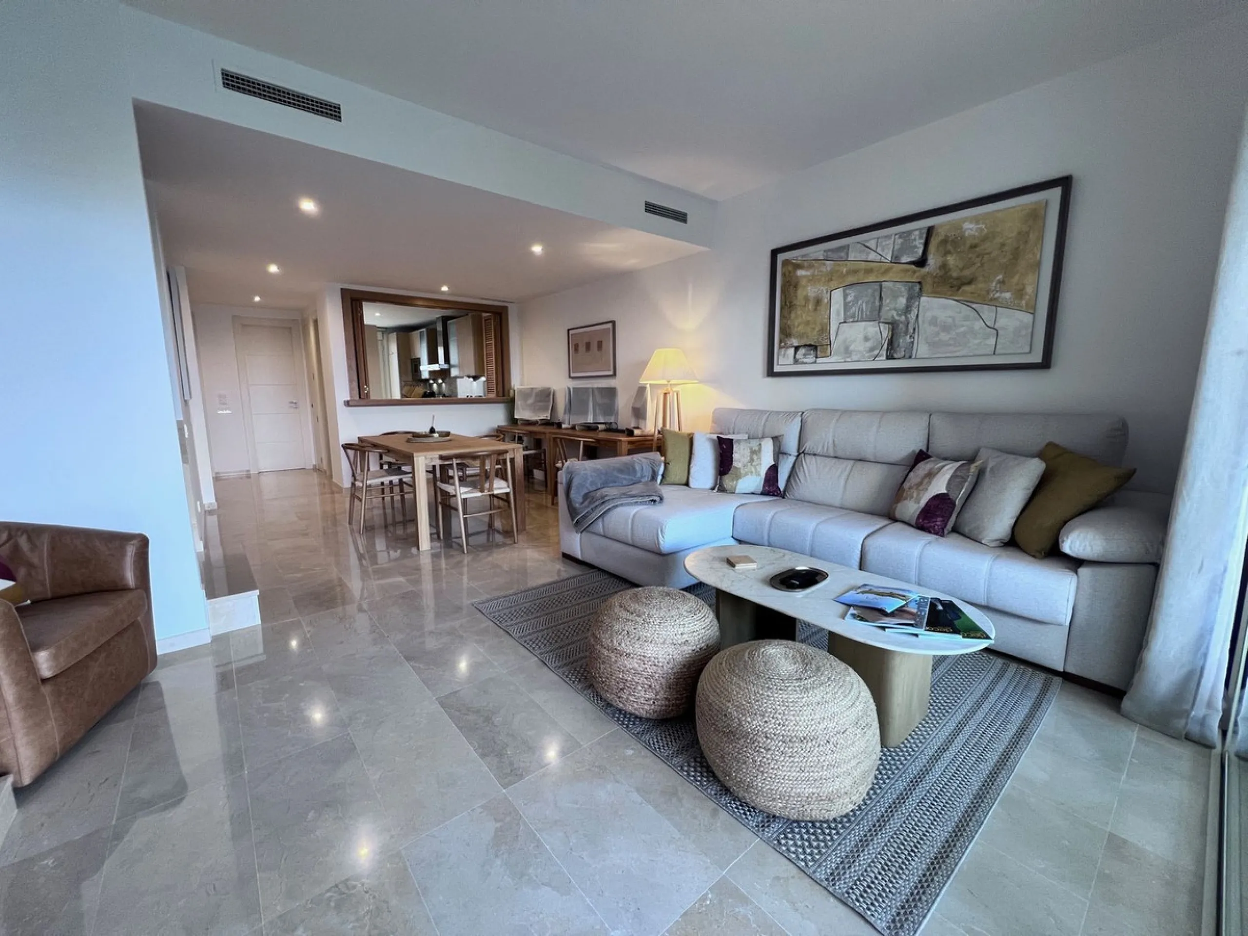 We are delighted to be able to offer for sale this immaculate 2-bedroom 2.5-bathroom townhouse located in the ever popular "Monte Alto" La Cala Golf. With its immaculate mature gardens, 2 communual swimming pools & tropical walkways. This townhouse offers