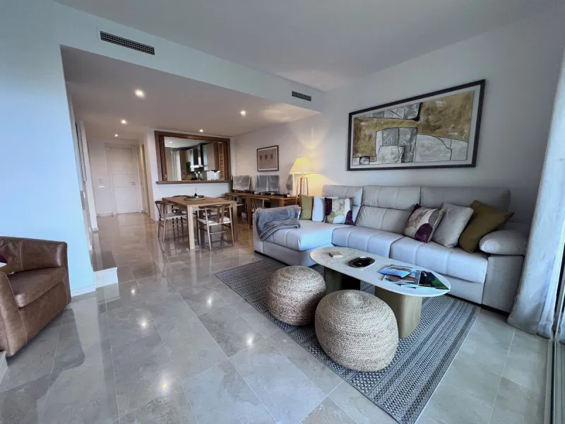 We are delighted to be able to offer for sale this immaculate 2-bedroom 2.5-bathroom townhouse located in the ever popular "Monte Alto" La Cala Golf. With its immaculate mature gardens, 2 communual swimming pools & tropical walkways. This townhouse offers