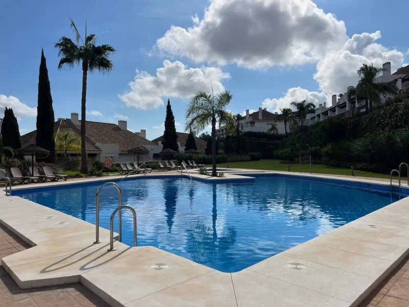 We are delighted to be able to offer for sale this immaculate 2-bedroom 2.5-bathroom townhouse located in the ever popular "Monte Alto" La Cala Golf. With its immaculate mature gardens, 2 communual swimming pools & tropical walkways. This townhouse offers