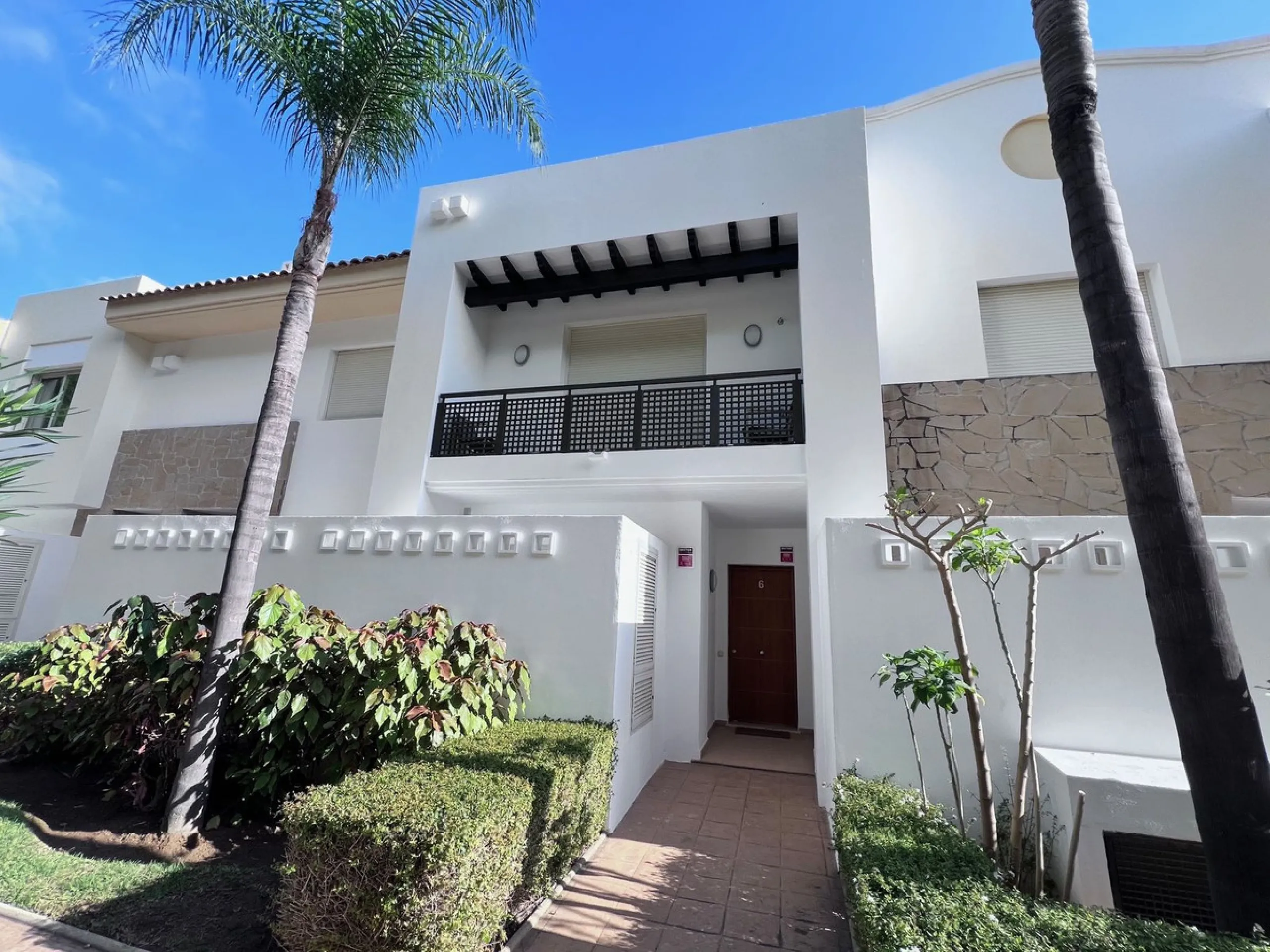 We are delighted to be able to offer for sale this immaculate 2-bedroom 2.5-bathroom townhouse located in the ever popular "Monte Alto" La Cala Golf. With its immaculate mature gardens, 2 communual swimming pools & tropical walkways. This townhouse offers